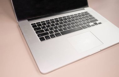 Bej arkaplanda modern dizüstü bilgisayar izole edildi