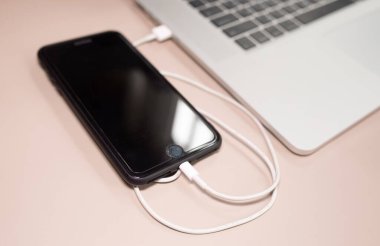 Dizüstü bilgisayara bağlanan akıllı telefon.