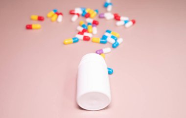 Bej arka planda haplar. İlaçlar ve reçeteli haplar  