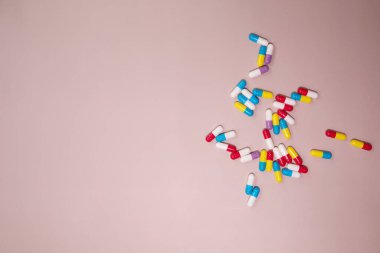 Bej arka planda haplar. İlaçlar ve reçeteli haplar  