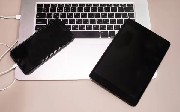 stock image Smartphone connecting to laptop computer and tablet pc