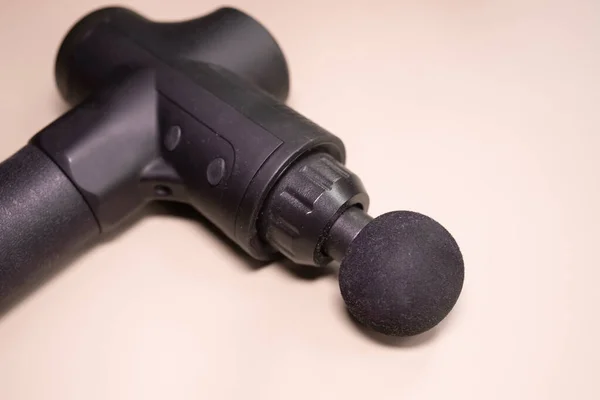 Máquina Massagem Corporal Fundo Bege Pistola Massagem — Fotografia de Stock