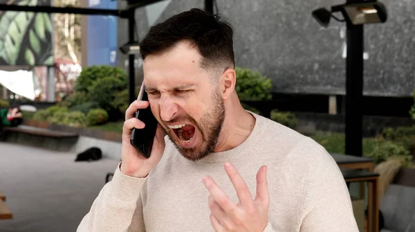 Arg Ung Man Pratar Telefon Utanför Ropar Jour Utomhus — Stockfoto
