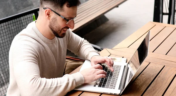 Молодий Чоловік Працює Ноутбук Відкритому Повітрі — стокове фото