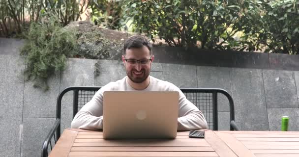 Aufgeregt Überglücklicher Junger Mann Mit Blick Auf Laptop Feiert Sieg — Stockvideo