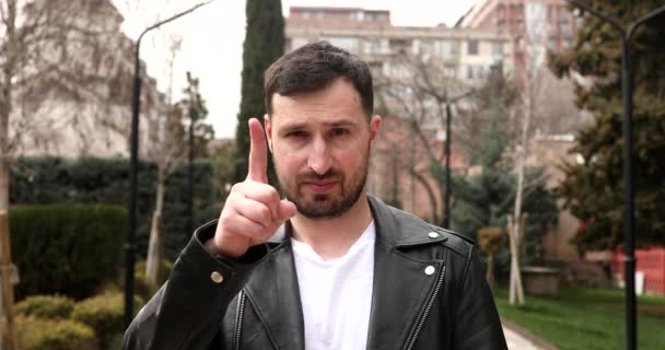Jeune Bel Homme Caucasien Invitant Venir Avec Main Heureux Que — Video