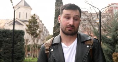 Ciddi bir adam açık havada hiç iz bırakmıyor. 