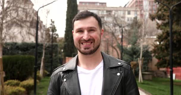 Unge Stilige Kaukasiske Man Viftar Med Handen Glad Att Kom — Stockvideo