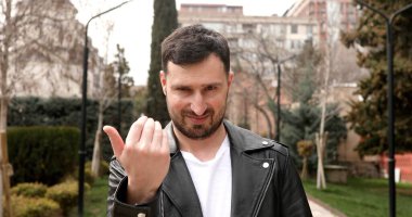 Genç, yakışıklı, beyaz bir adam benimle gelmek için davet ediyor. Gelmene sevindim.