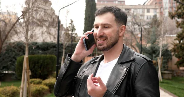 Dışarıda Cep Telefonu Olan Mutlu Sakallı Genç Bir Adam — Stok fotoğraf