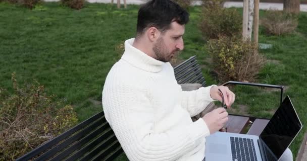 Yakışıklı Beyaz Adam Bankta Oturuyor Dizüstü Bilgisayar Kullanıyor Göz Ağrısı — Stok video