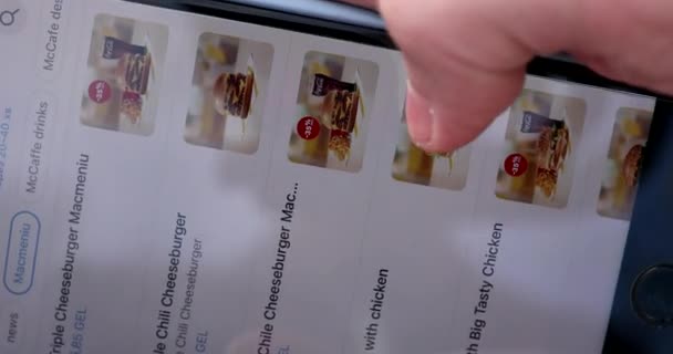 ジョージア州 トビリシ 3月2023 マクドナルドアプリで多様なメニューとMccafeを探している人 食品の配達 — ストック動画