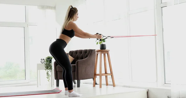Giovane Donna Bionda Sportiva Durante Suo Allenamento Fitness Casa Con — Foto Stock