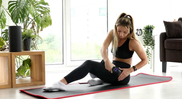 Jong Fit Vrouw Oefenen Zelf Massage Techniek Voor Spieren Toepassing — Stockfoto