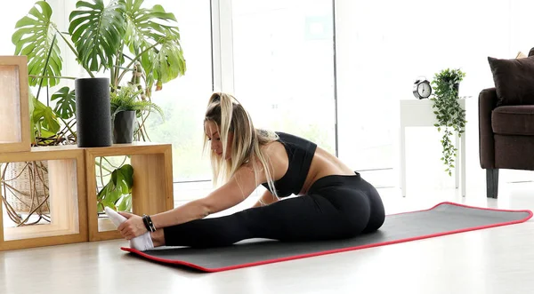 Smal Idrottskvinna Sportkläder Uppvärmning Muskler Innan Träning Gör Stretching Övningar — Stockfoto