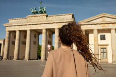 Almanya, Berlin 'deki Brandenburg Kapısını ziyaret eden bir turist  