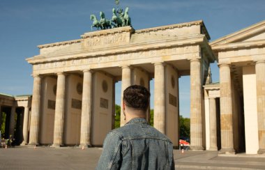 Almanya, Berlin 'deki Brandenburg Kapısını ziyaret eden bir turist  