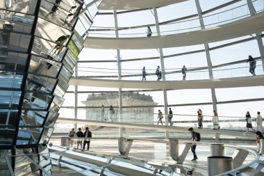 Berlin, Almanya - Mayıs 2023: Reichstag Kubbesi. Reichstag binasının kubbesi, Alman parlamentosunun merkezi, Deutscher Bundestag.