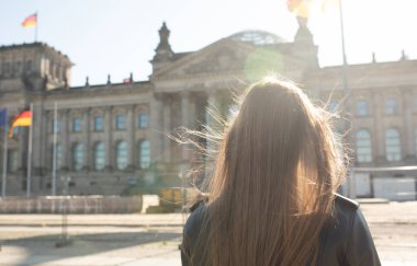 Almanya, Berlin 'deki turnesinde Alman Parlamentosu önünde poz veren genç bir kadın. Bundestag.