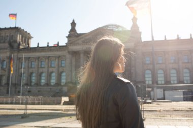 Almanya, Berlin 'deki turnesinde Alman Parlamentosu önünde poz veren genç bir kadın. Bundestag.