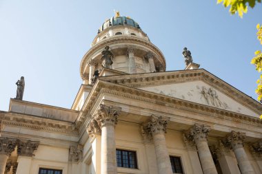 BERLİN, GERMANY - 10 Mayıs: Berlin, Almanya 'da Tipik Sokak Görüşü.  