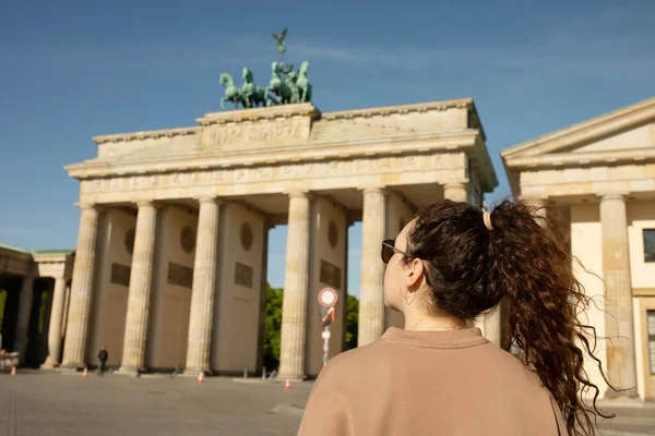 Almanya Berlin Deki Brandenburg Kapısını Ziyaret Eden Bir Turist — Stok fotoğraf