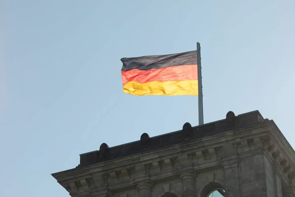 Bandera Alemania Ondeando Viento Cerca Contra Cielo Azul — Foto de Stock