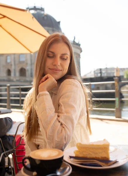 Hermosa Mujer Comiendo Postre Beber Café Café Aire Libre —  Fotos de Stock