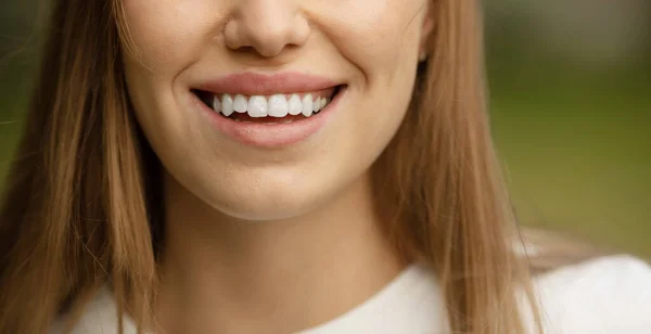 Ritratto Ravvicinato Bella Giovane Donna Allegra Con Sorriso Dentato — Foto Stock