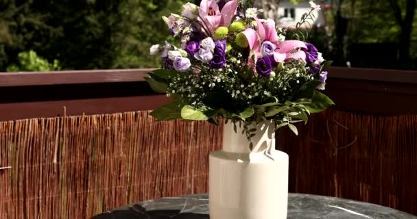 Τριαντάφυλλα Και Κρίνα Μπουμπούκια Κλείνουν Την Ηλιόλουστη Μέρα Κηπουρική Κηπουρική — Αρχείο Βίντεο
