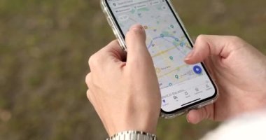 Berlin, Almanya - 10 Mayıs 2023: Akıllı telefondan dijital asistan kullanan kadın. İnternet hizmeti, akıllı teknoloji yardım sanal haritası. 