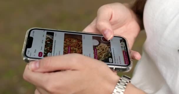Close View Person Ordering Pizza Χρησιμοποιώντας Online Παράδοση Γυναίκα Παραγγελία — Αρχείο Βίντεο