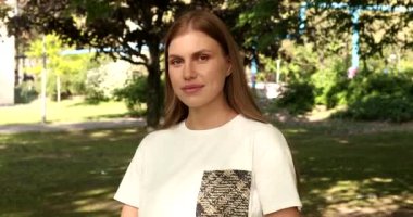 Dışarıdaki Heyecanlı Kadın Baş Parmaklıyor.