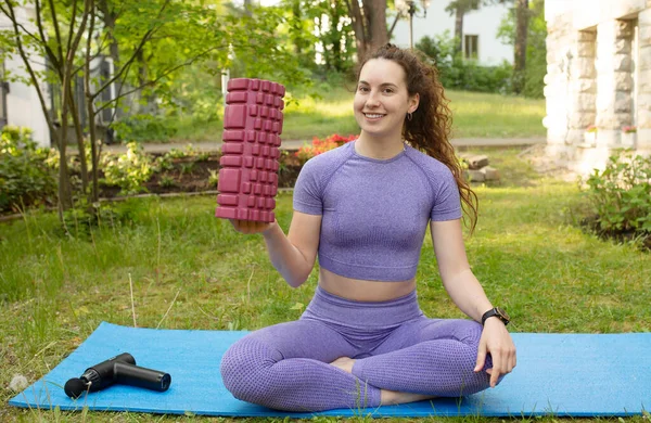 Mujer Forma Joven Sosteniendo Rodillo Yoga Sentado Estera Yoga Aire — Foto de Stock