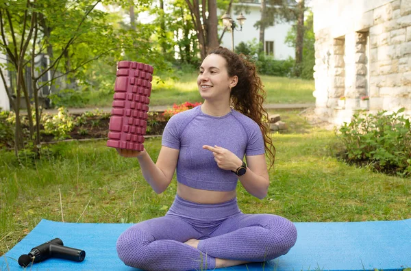 Mujer Forma Joven Sosteniendo Rodillo Yoga Sentado Estera Yoga Aire — Foto de Stock