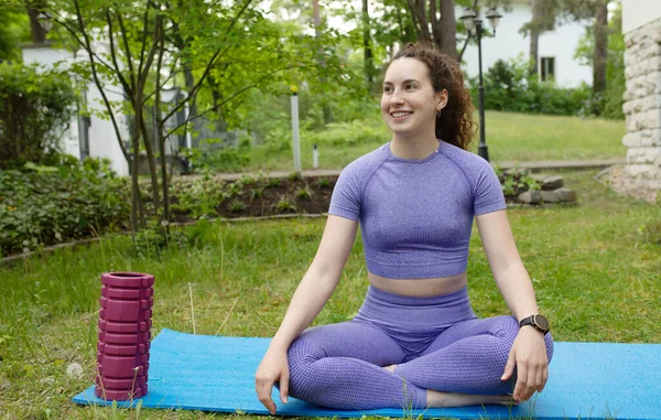 若いフィット女性が屋外で瞑想 スポーツウェアを着た女の子が外で — ストック写真