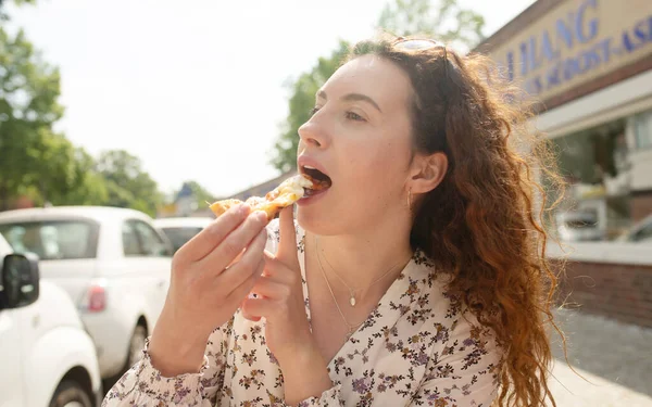 Mulher Comendo Pizza Saborosa Livre Café Rua Fast Food Takeaway — Fotografia de Stock
