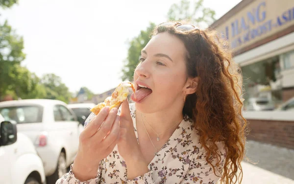 Vrouw Eten Smakelijke Pizza Buiten Straat Café Fastfood Afhaalmaaltijden Zonnige — Stockfoto