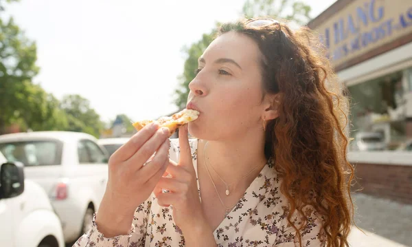 Kvinna Äta Välsmakande Pizza Utomhus Gatan Café Fast Food Takeaway — Stockfoto