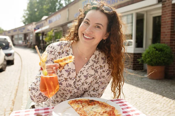 Mujer Comiendo Sabrosa Pizza Aire Libre Café Calle Comida Rápida — Foto de Stock