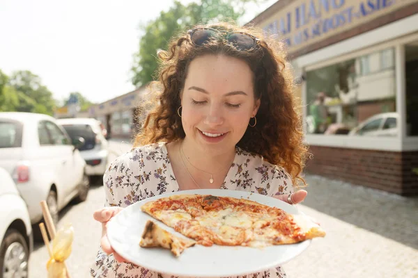 Donna Mangiare Gustosa Pizza All Aperto Strada Caffè Fast Food — Foto Stock