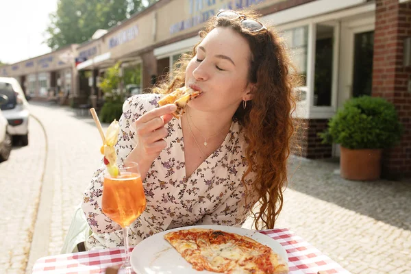 Vrouw Eten Smakelijke Pizza Buiten Straat Café Fastfood Afhaalmaaltijden Zonnige — Stockfoto
