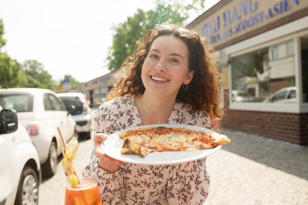 Kvinna Äta Välsmakande Pizza Utomhus Gatan Café Fast Food Takeaway — Stockfoto
