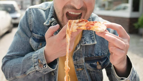Knappe Jongeman Die Buiten Pizza Eet Straat — Stockfoto