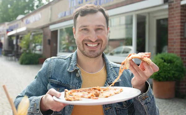 Jóképű Fiatalember Pizzát Eszik Utcán — Stock Fotó
