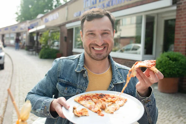 Snygg Ung Man Äter Bit Pizza Ute Gatan — Stockfoto
