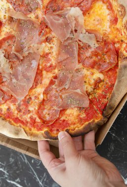 Kişinin peynirli, lezzetli, taze pizzayı yakın plan çekiş görüntüsü.    