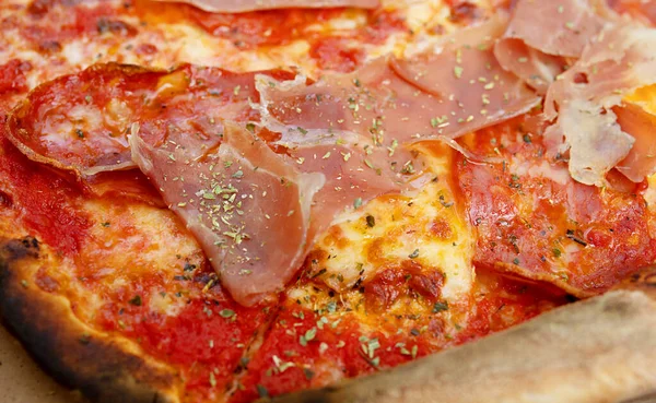 Pizza Con Queso Mozzarella Jamón Pimienta Carne Salsa Tomate Especias — Foto de Stock