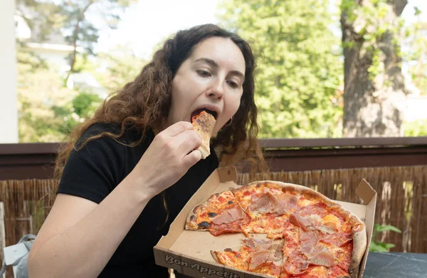 Bela Jovem Mulher Comer Deliciosa Pizza — Fotografia de Stock