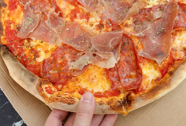 Крупный План Человека Принимающего Кусочек Сырной Вкусной Свежей Пиццы Крупным — стоковое фото